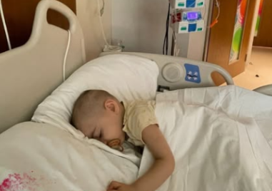 Малката Деница има нужда от още средства, за да се завърши лечението й