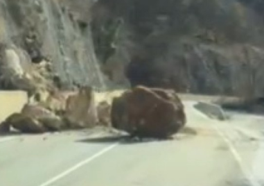 На косъм от трагедия се разминаха пътуващи по пътя Кричим – Девин, скали се срутиха