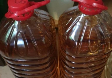 Търговия с домашни вино и ракия на тротоара в Пловдив завърши с глоба за продавача