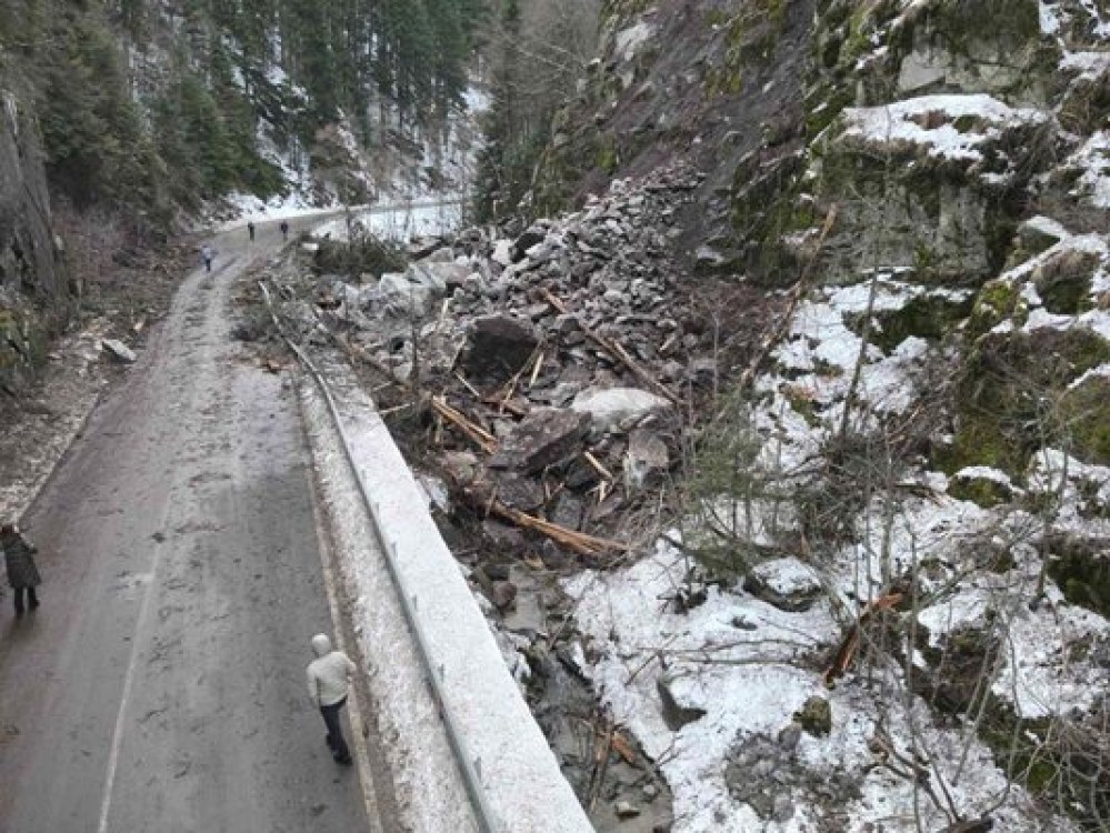 Болни хора са блокирани в Сърница заради затворения път към Велинград