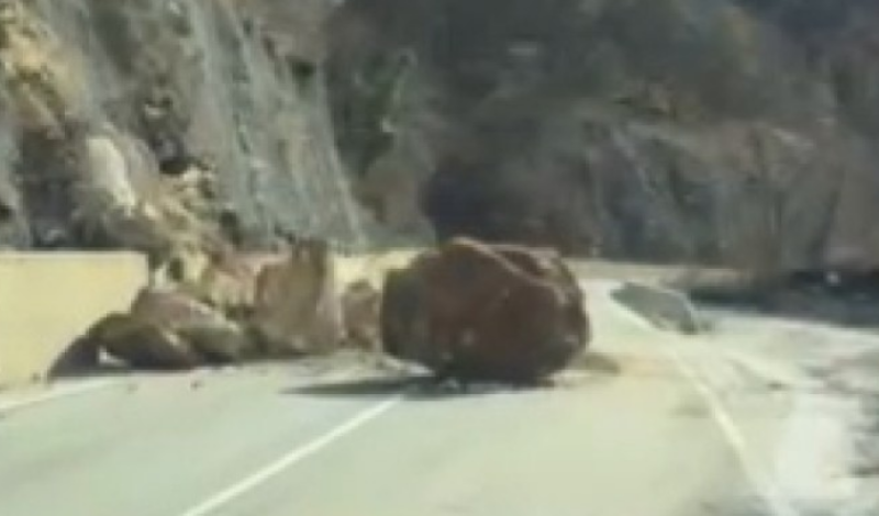 На косъм от трагедия се разминаха пътуващи по пътя Кричим – Девин, скали се срутиха