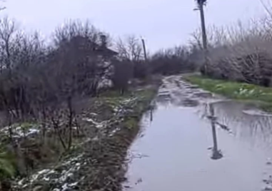 След снеговете: Село край Раковски чака асфалт ВИДЕО