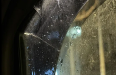 Опасна игра в Пловдив: Деца замериха кола с домат