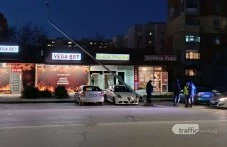 Стълб падна върху кола заради силния вятър в Пловдив