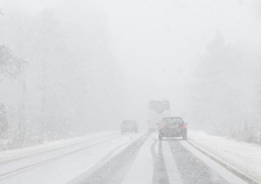 Силен снеговалеж затвори участъци от АМ „Тракия“