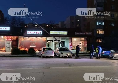 Стълб падна върху кола заради силния вятър в Пловдив