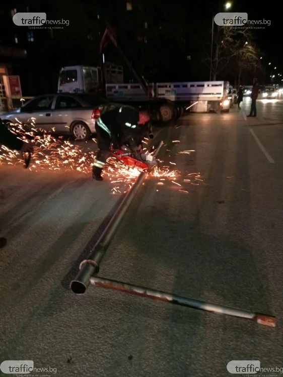 Премахнаха падналия заради силен вятър стълб в Тракия, бил е корозирал