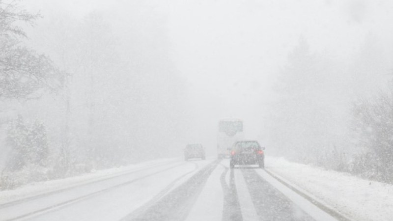 Силен снеговалеж затвори участъци от АМ „Тракия“