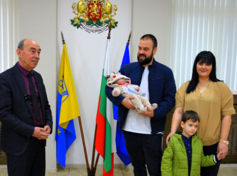 Уважиха и зарадваха семейството на първото бебе в Асеновград за 2026