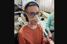 21-годишно момче има нужда от помощ, буквално за да диша