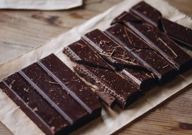 Учени: Тъмният шоколад може да забави стареенето и да удължи живота