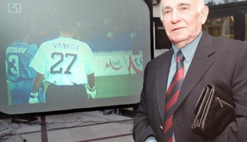 Да си спомним за Николай Колев-Мичмана, легендарния футболен коментатор