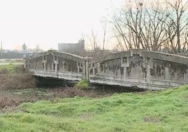 Опасно тесен мост между Калояново и Хисаря застрашава шофьорите