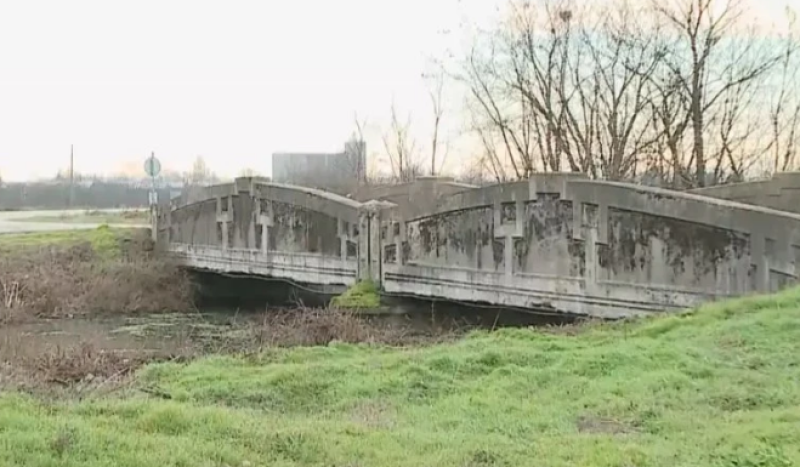 Опасно тесен мост между Калояново и Хисаря застрашава шофьорите