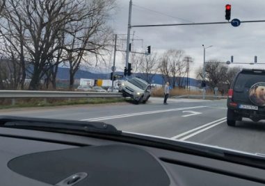 Нова катастрофа на Околовръстното, джип се озова на мантинелата