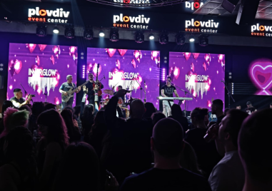 Розов акцент и метъл акорди: Plovdiv Event Center събра фенове на алтернативната вълна от 2000-те