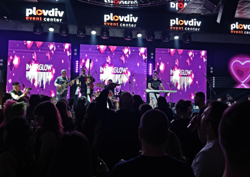 Розов акцент и метъл акорди: Plovdiv Event Center събра фенове на алтернативната вълна от 2000-те