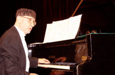 Паметник на Милчо Левиев, свирещ на пиано, ще има в Пловдив