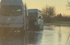 Шофьор на училищен бус пренесе на гръб всички деца ВИДЕО