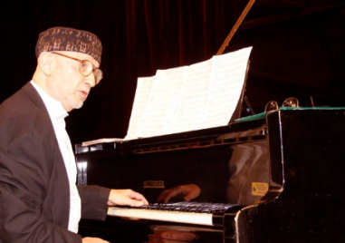 Паметник на Милчо Левиев, свирещ на пиано, ще има в Пловдив