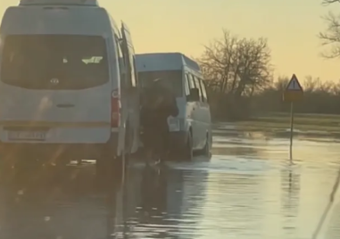 Шофьор на училищен бус пренесе на гръб всички деца ВИДЕО