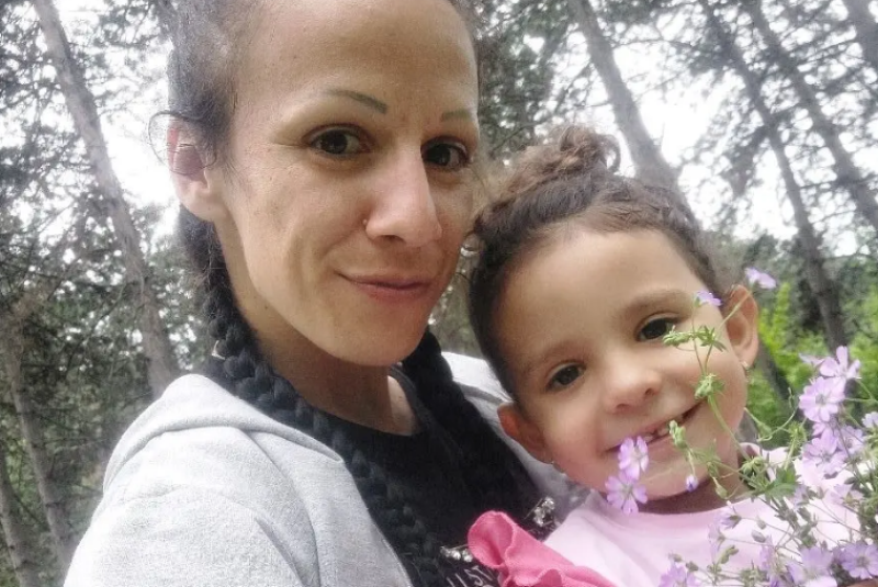 Млада жена и майка води най-тежката битка - да остане жива