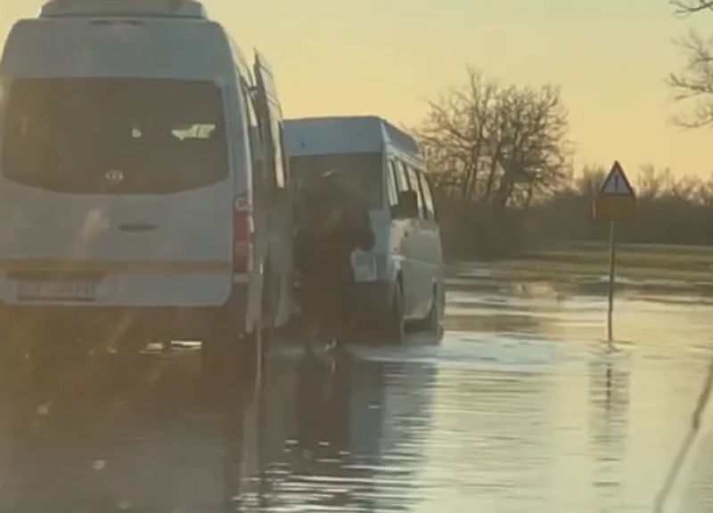 Шофьор на училищен бус пренесе на гръб всички деца ВИДЕО