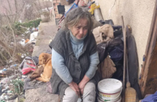 Забравено от всички възрастно семейство оцелява в крайна нищета