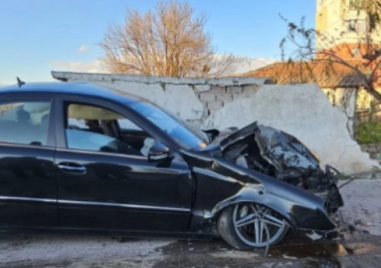 Катастрофа край Асеновград - кола се удари в ограда и паркирани коли