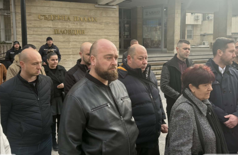 Близки на загиналото семейство на Околовръстното искат справедливост