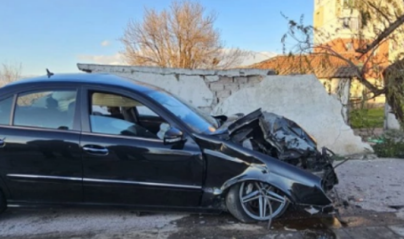 Катастрофа край Асеновград - кола се удари в ограда и паркирани коли