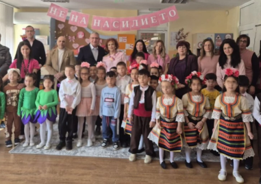 Детска градина „Щастливо детство“ отбеляза Деня на розовата фланелка