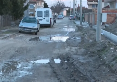 Хора във Войводиново протестират заради плачевно състояние на улици