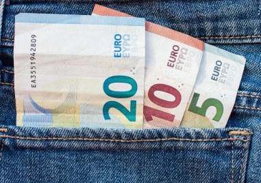 Хванаха фалшиви банкноти от 20 и 50 евро в Пловдив и Първомай