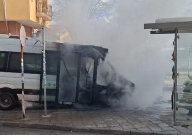 Маршрутка се запали в движение в Асеновград ВИДЕО