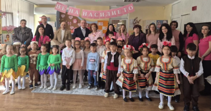 Детска градина „Щастливо детство“ отбеляза Деня на розовата фланелка