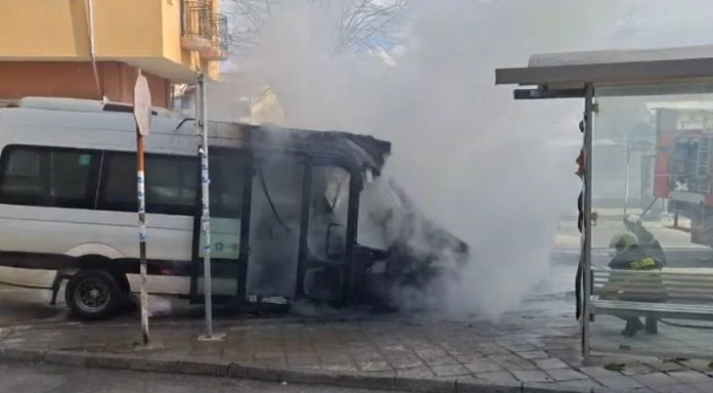 Маршрутка се запали в движение в Асеновград ВИДЕО