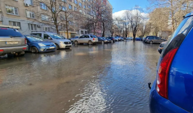 Улица в Кършияка се превърна в река, вода бликна от тротоар