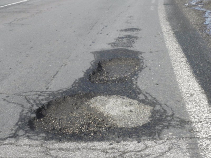 15-сантиметрови дупки рискуват живота на хиляди шофьори на АМ “Тракия“