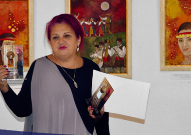 Дора Куршумова претворява шевици в картини в Пловдив