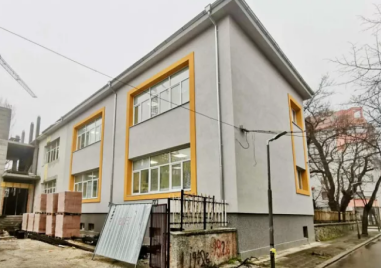 Обзавеждат новия корпус на училище в Пловдив, осигуряват модерна база и едносменен режим