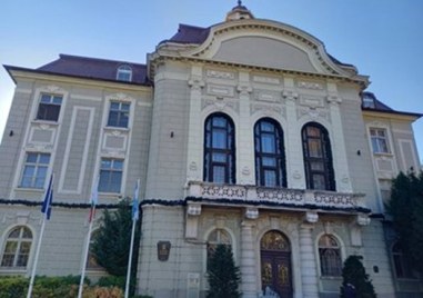 Вдигат заплатите на общинската администрация