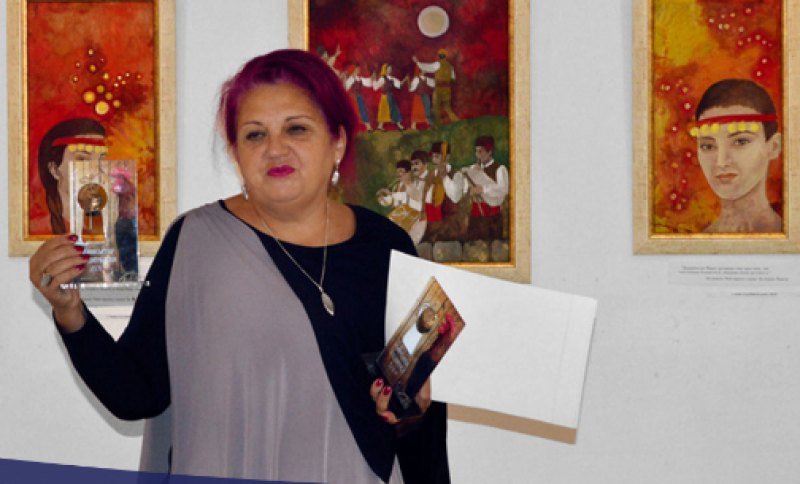 Дора Куршумова претворява шевици в картини в Пловдив