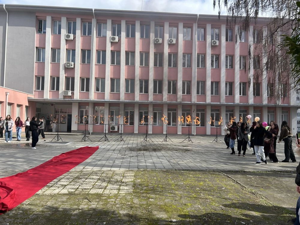 Поканите за баловете в Пловдив започнаха! 12-окласници от Тоха изненадаха своя класен с огнено шоу