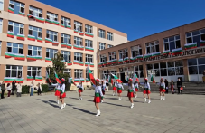 Пловдивска гимназия развя трибагреници от прозорците на всяка класна стая