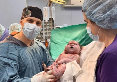 Бебе, което тежи близо 6 кг, се роди у нас