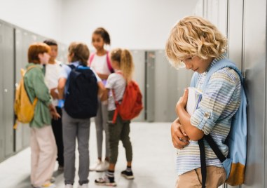 Детето ви е изолирано в училище, защо се случва и как да се справите
