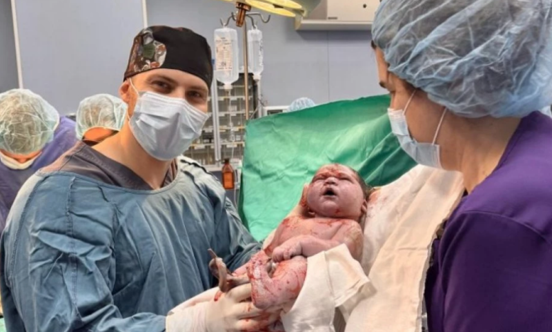Бебе, което тежи близо 6 кг, се роди у нас