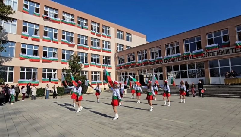 Пловдивска гимназия развя трибагреници от прозорците на всяка класна стая