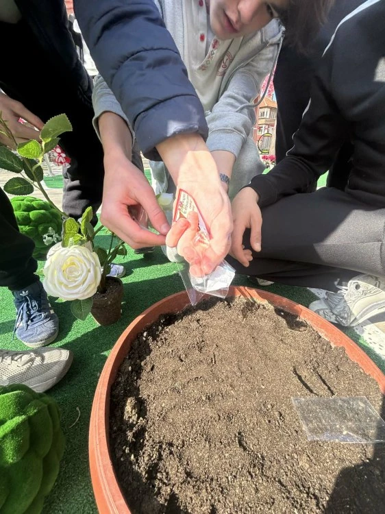 Ученици от пловдивско училище „засадиха“ мартеници, за да поникне доброто